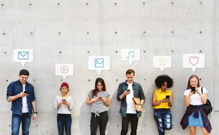 Personas creando medios digitales