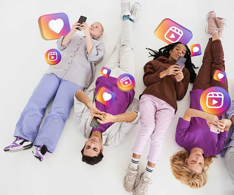 Personas interactuando en Redes Sociales